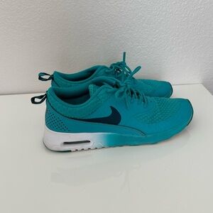 Nike Thea’s